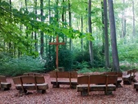 Andachtstätte im Schaumburger Wald mit Holzbänken und Kreuz